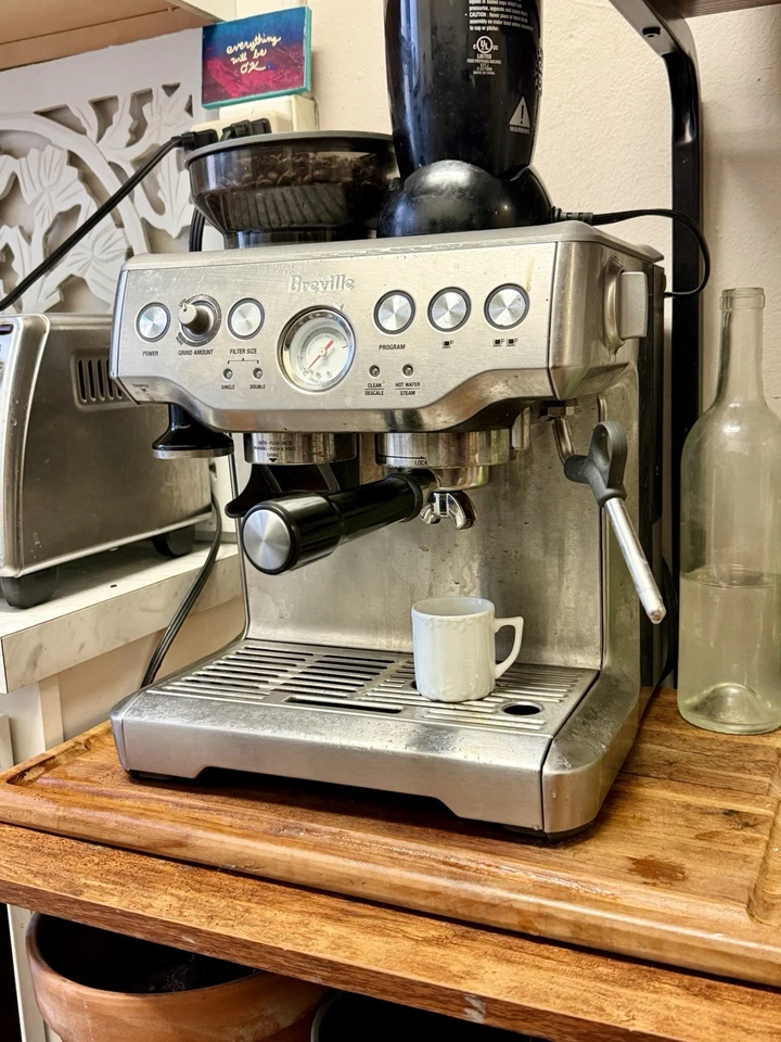 Juego de 8 tazas de café espresso de porcelana blanca Demitasse vintage ornamentadas Foto 3 de 4