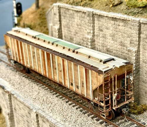 Intermountain HO Covered Hopper Frisco/Burlington Northern Patch BN Weathered - Picture 2 of 11