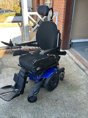 Q-700M POWER WHEELCHAIR QUICKI, BLACK. NEVER USED  24''W x 30''L x 48''H