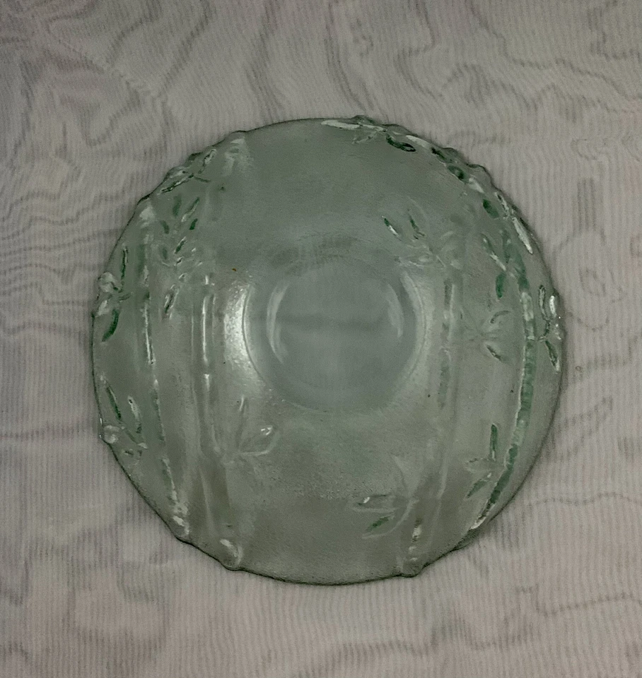 Ensaladera de vidrio Pier One con patrón de bambú Foto 4 de 4