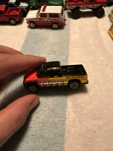 Camioneta Maisto Chevy Silverado 1500 cabina extendida 1/64 diecast - Imagen 11 de 12