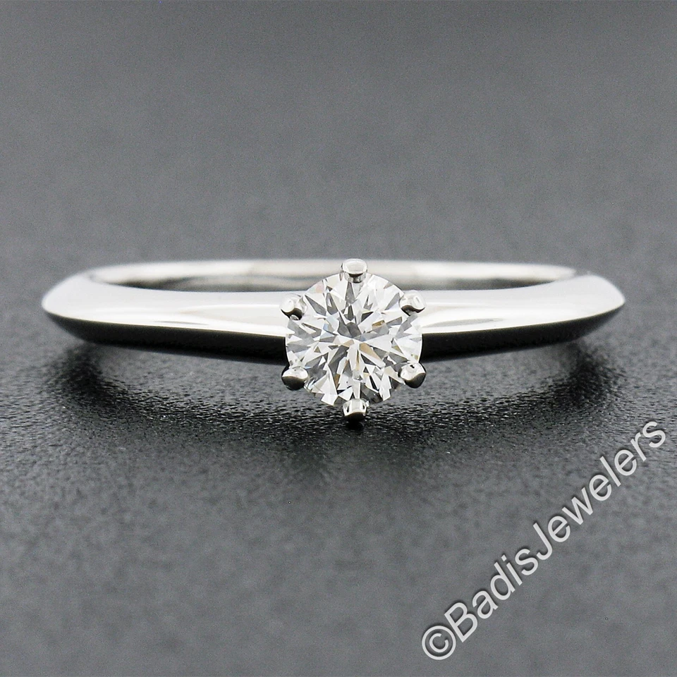 Clásico Tiffany & Co. Anillo de compromiso solitario de diamantes redondos de platino de 0,30 quilates Foto 2 de 4