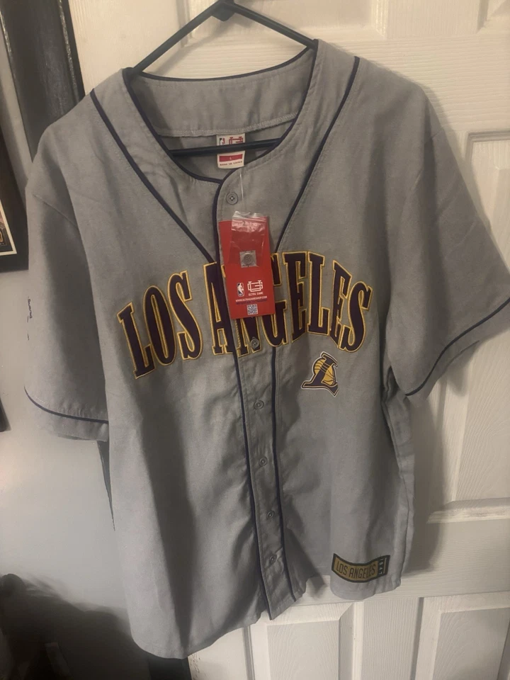 Camiseta de béisbol vintage de Los Angeles Lakers para hombre camiseta abotonada equipo de la NBA NUEVA CON ETIQUETAS Foto 2 de 4