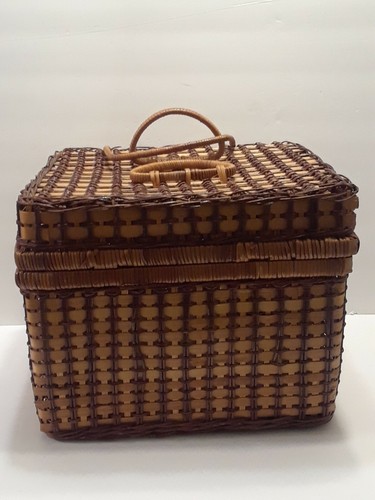 VINTAGE WICKER PICNIC BASKET! Set For 4 People! Plates cups table cloth utensils - Picture 9 of 12