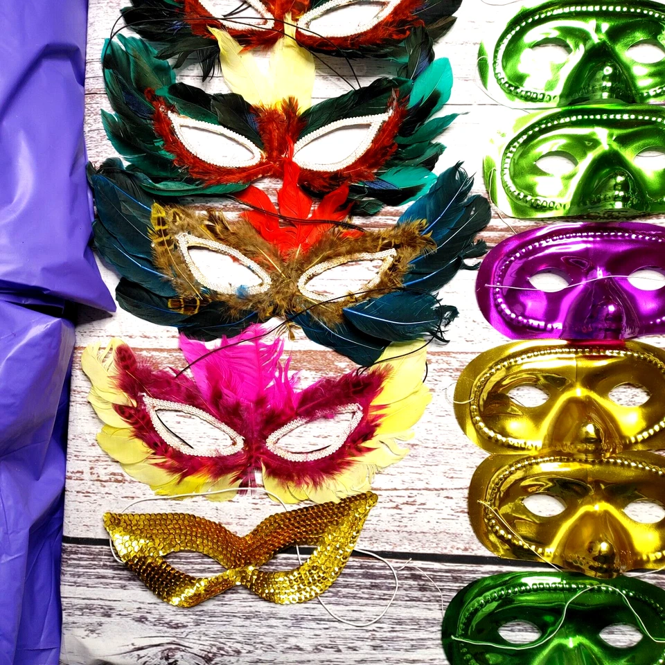 Decoraciones de fiesta de Mardi Gras. Máscara decorativa, monedas, manteles, servilletas + Foto 3 de 4