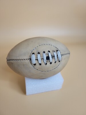 Vintage Rugby Ball Echtleder klein 19 cm Retro Film und Fernseher Requisite 