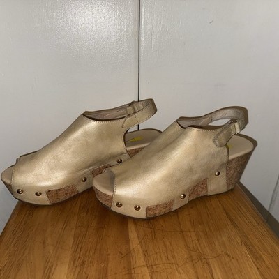 Volatile Platform Wedge Peep Toe Women s Sandals Size 8 Gold Shimmer Gold Studs