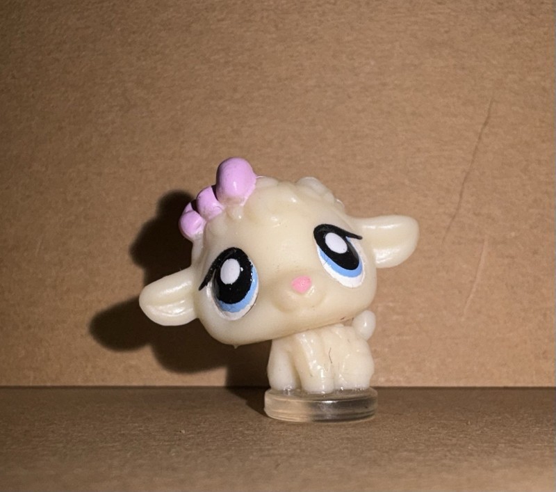 Hasbro Littlest Pet Shop Teeniest Tiniest Mini Lamb With Bow