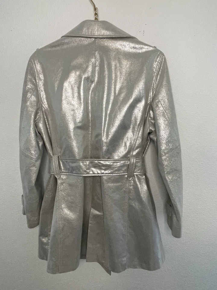 Gabardina de cuero CHICO’S talla 3 o 16/18 plateada brillante con cinturón Foto 4 de 4
