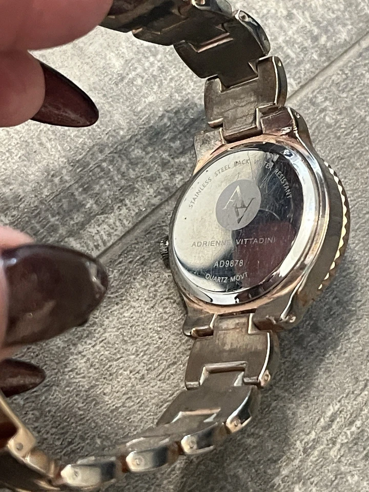 Reloj Pulsera Adrienne Vittadini Tono Dorado Cara Rosa Analógico AD9878 Foto 3 de 4