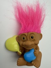 VINTAGE 1992 RUSS BERRIE SITTING VALENTINE TROLL DOLL, HOLDING HEARTS, PINK HAIR