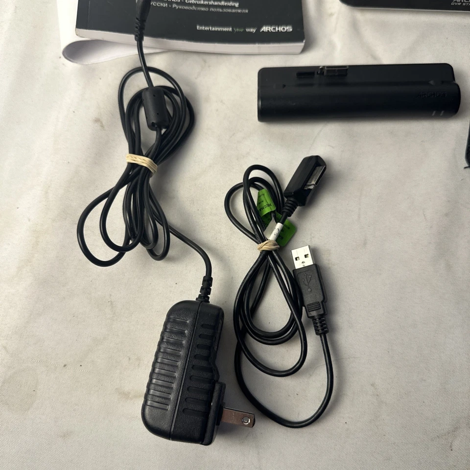 Tablet Archos 5 WiFi (250 GB)- Base de batería, base grande, cables, folletos, paquete Foto 4 de 4