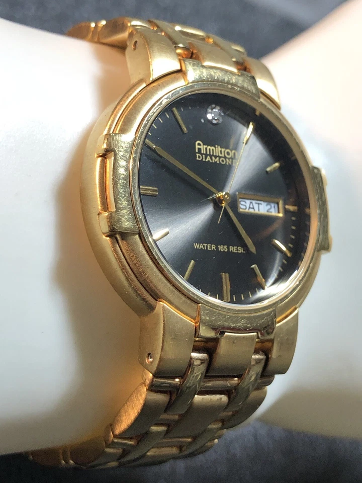 Reloj de Vestir Armitron Hombre Diamante Tono Dorado Esfera Negra 37mm Día/Fecha Nuevo Murciélago Foto 3 de 4