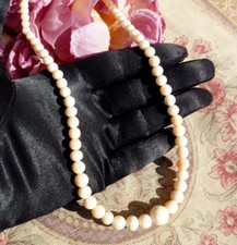 COLLIER ANCIEN orné de PERLES en CORAIL ROSE et BLANC