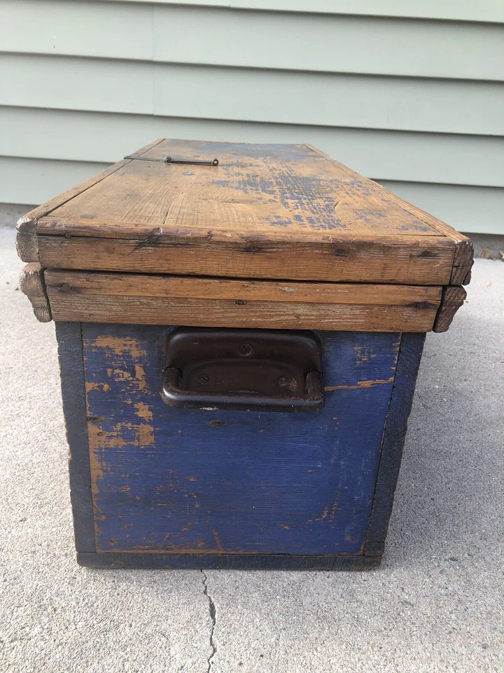 Antiguo baúl noruego rústico/primitivo de pino envejecido 1860-1890 Foto 3 de 4