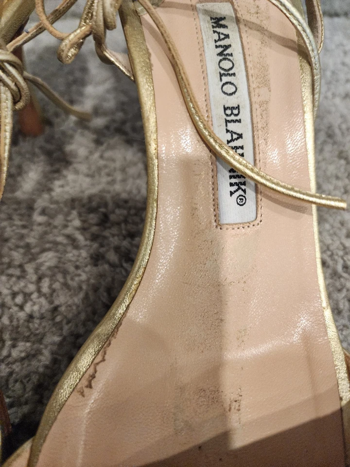 AUTÉNTICAS Sandalias Manolo Blahnik Metálicas de Cuero Dorado con Tiras Tacones 38 1/2 Foto 3 de 4