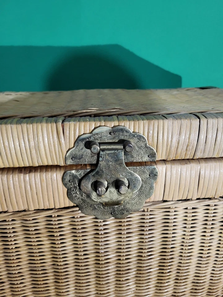 Baúl estilo chinoiserie de mimbre y latón vintage de finales del siglo XX. Foto 4 de 4