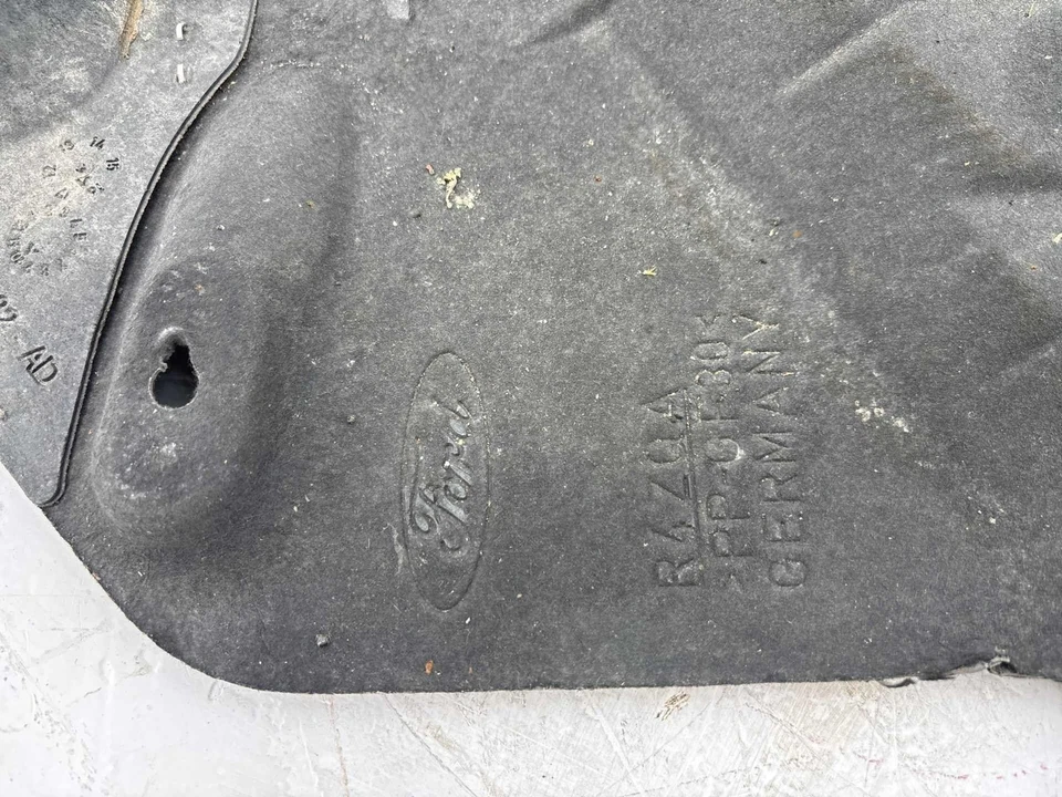 Protector contra salpicaduras debajo de la carrocería derecha Ford Focus RS 2012-2018 FABRICANTE DE EQUIPOS ORIGINALES Foto 4 de 4