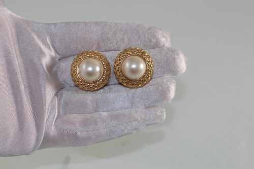 Vintage Signed Burberrys Burberry Gold Tone Clip-on Earrings with faux pearl - Picture 6 of 7