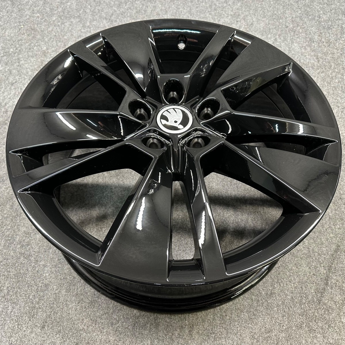 ORYGINAL SATZ ALUFELGEN SKODA KAROQ 565 565601025C 18