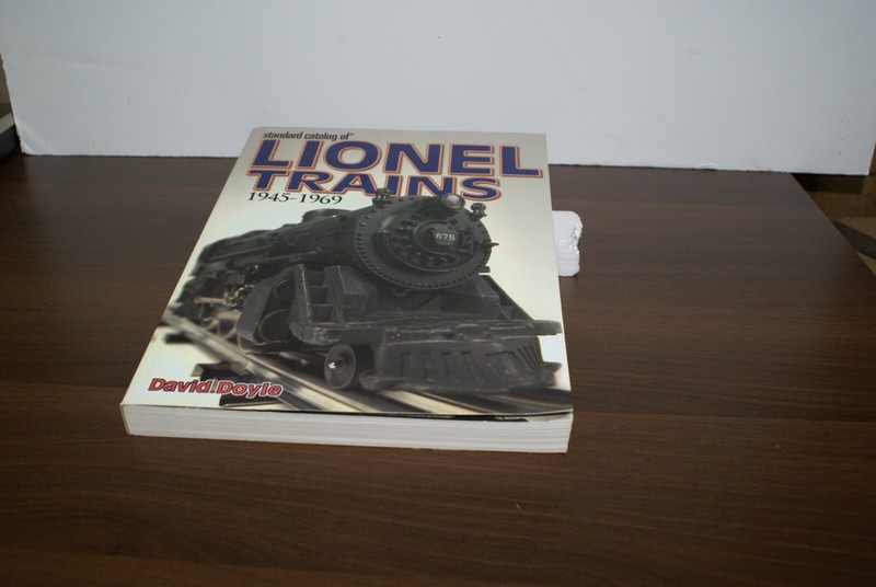 LIONEL CATALOG OF TRAINS 1945 - 1969 COLOR PAGES 2004 DAVID DOYLE  400 PAGES