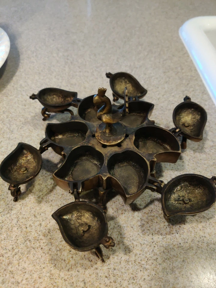 Antigua caja cubierta de plato de especias de latón indio. Foto 4 de 4