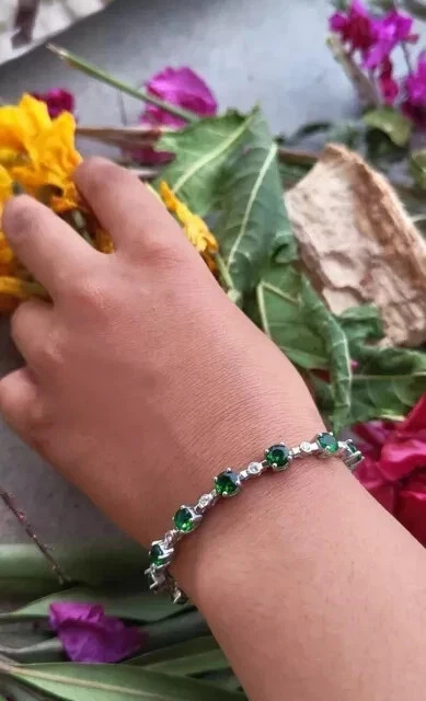 Impresionante brazalete tenis esmeralda simulada corte redondo de 6 quilates chapado en oro blanco de 14 k Foto 3 de 4