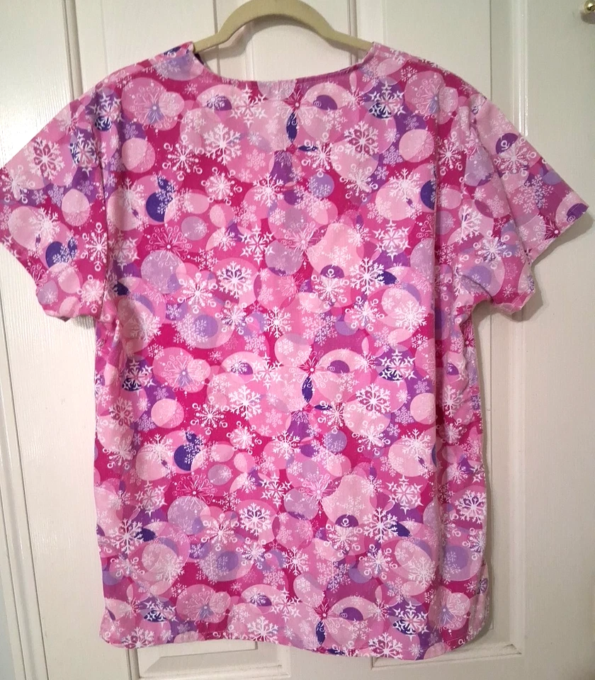 Blusa Médica Cassandra O Para Mujer Talla L Rosa Multi Copo de Nieve Cuello en V 2 Piezas Foto 4 de 4