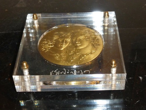 Medalla de edición limitada 165/500 firmada por artista y encapsulado en bloque de lucita - Imagen 4 de 8