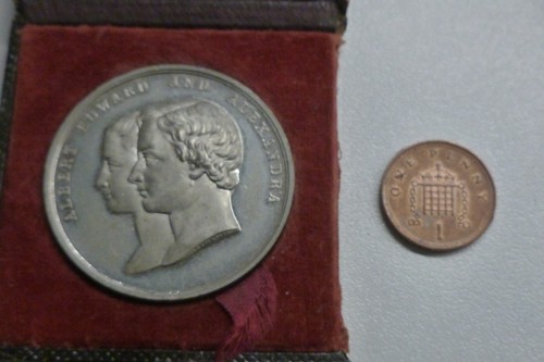 Albert Edward (Edward VII) & Alexandra Royal Wedding 1863 WM42 Medallion boxed - Picture 6 of 7