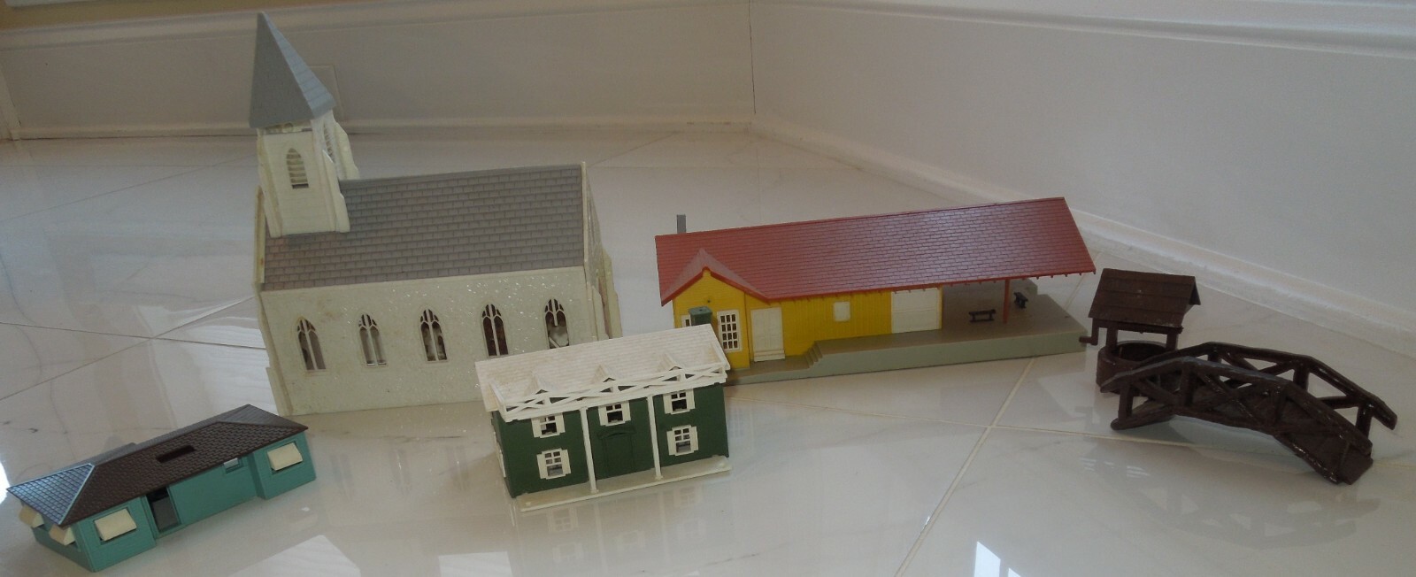 7 PCS VINTAGE HO SCALE TRAIN HOUSES BUILDING CHURCH TALKING STATION
