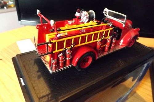 die cast American Mint 1941 GMC Fire truck ltd edition - Picture 5 of 6