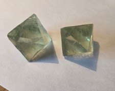 Fluorit Oktaeder Rohstein hellgrün ca. 25 - 26 mm - China