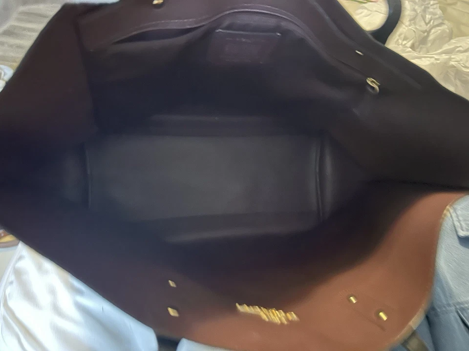 Bolso de hombro Coach grande de cuero negro Foto 4 de 4