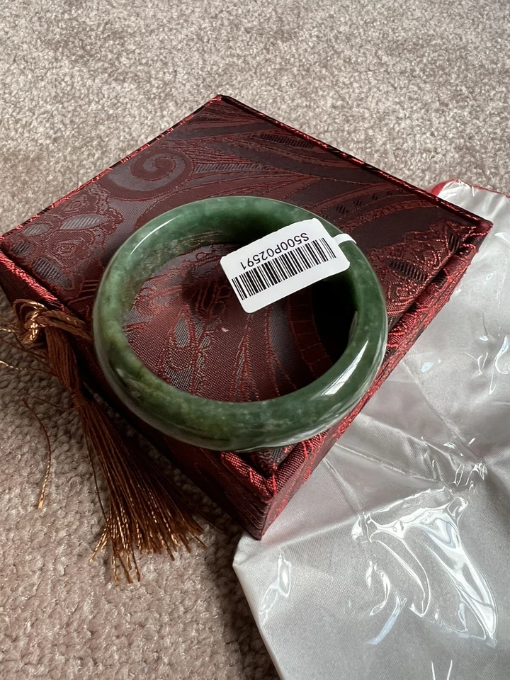 Natural emerald green thick bracelet with floating flowers天然翡翠绿色带飘花加厚50-52/A货 - Image 4 of 4