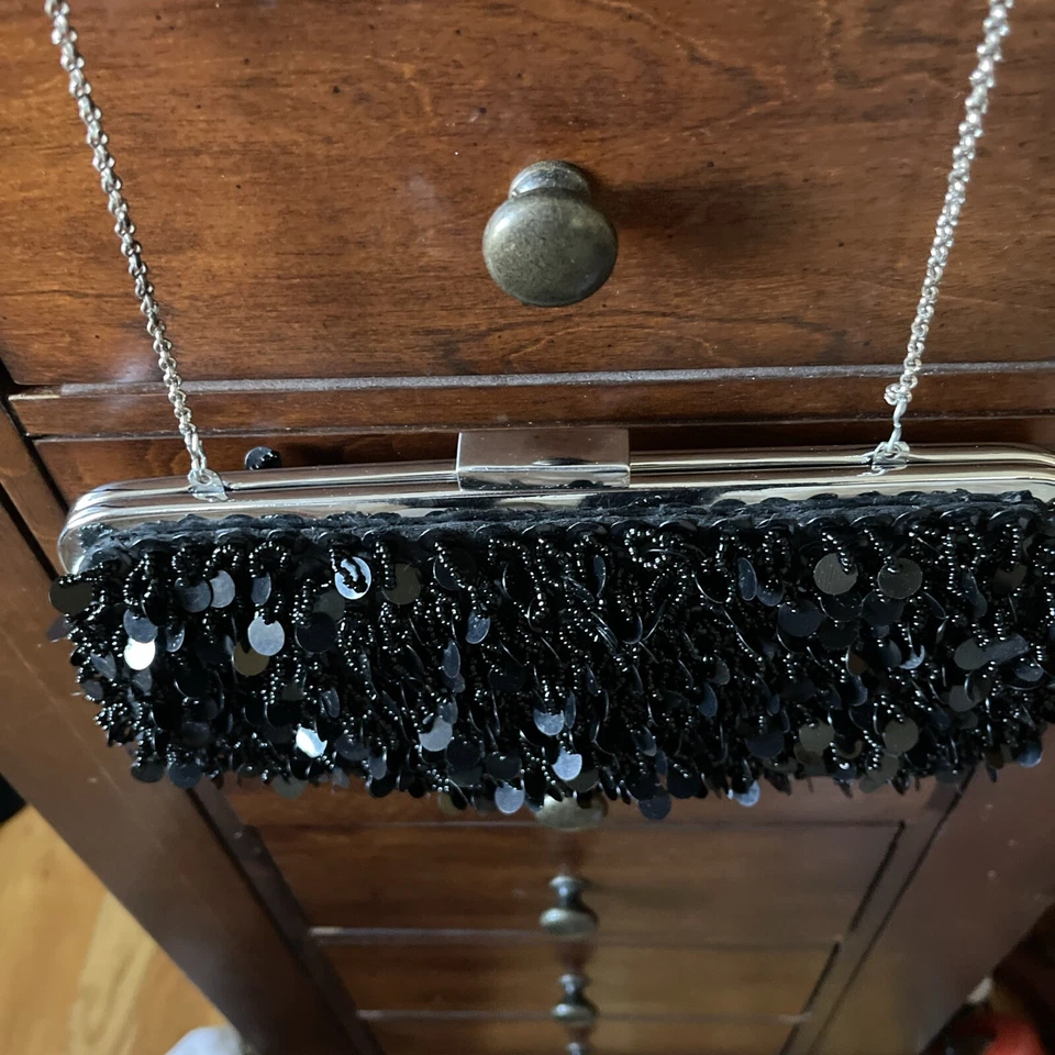 Bolsa de noite BCBG MAXAZRIA com miçangas clutch/ombro com lantejoulas - Tamanho médio - Imagem 4 de 4