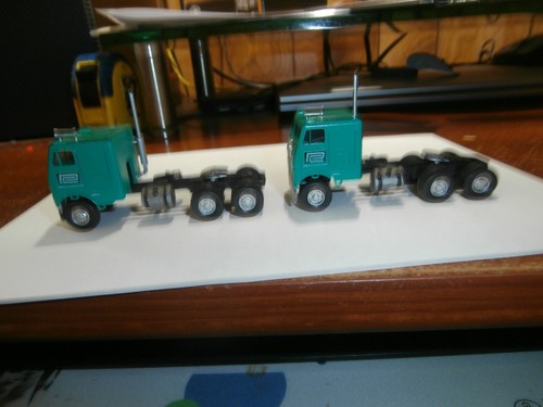 ATHEARN HO BLUE BOX KIT-ASSEMBLED TRACTOR (2) WITH DUAL WHEEL- PENN CENTRAL