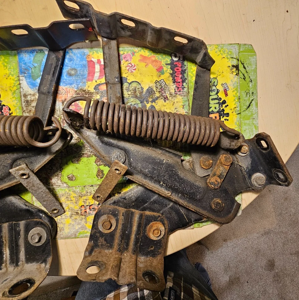 Cadillac Deville 1965 1966 1967 placas de pozo de rueda OEM bisagras de capó - par Foto 4 de 4