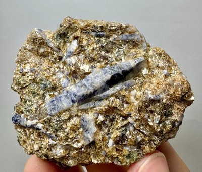 128 Gramm gut abgeschlossene blaue Saphir Kristalle auf rund Glimmer von @Afg