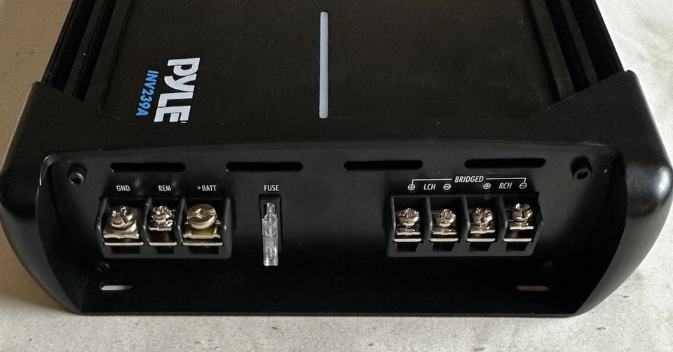 "Amplificador puenteable Pyle 9"" clase AB serie Invincible, 2 canales 1000 vatios máximo" Foto 2 de 4