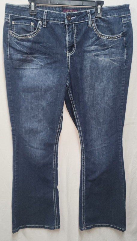 Royalty by YMI Flare Jeans Size 16 EUC!! Button flap pockets. (39x30)