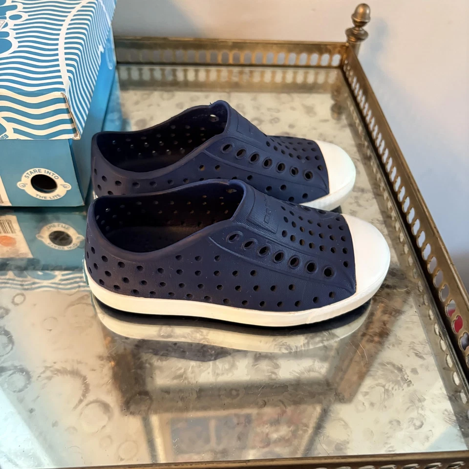 Zapatos Native Jefferson Niños Talla C8 Regata Azul Concha Blanco Impermeables Sin Cordones Foto 3 de 4