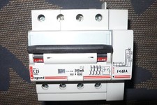 DISJONCTEUR DIFFERENTIEL 4POLES 25A 300mA TYPE AC 25AMPERES LEGRAND SORTIE AUTO.