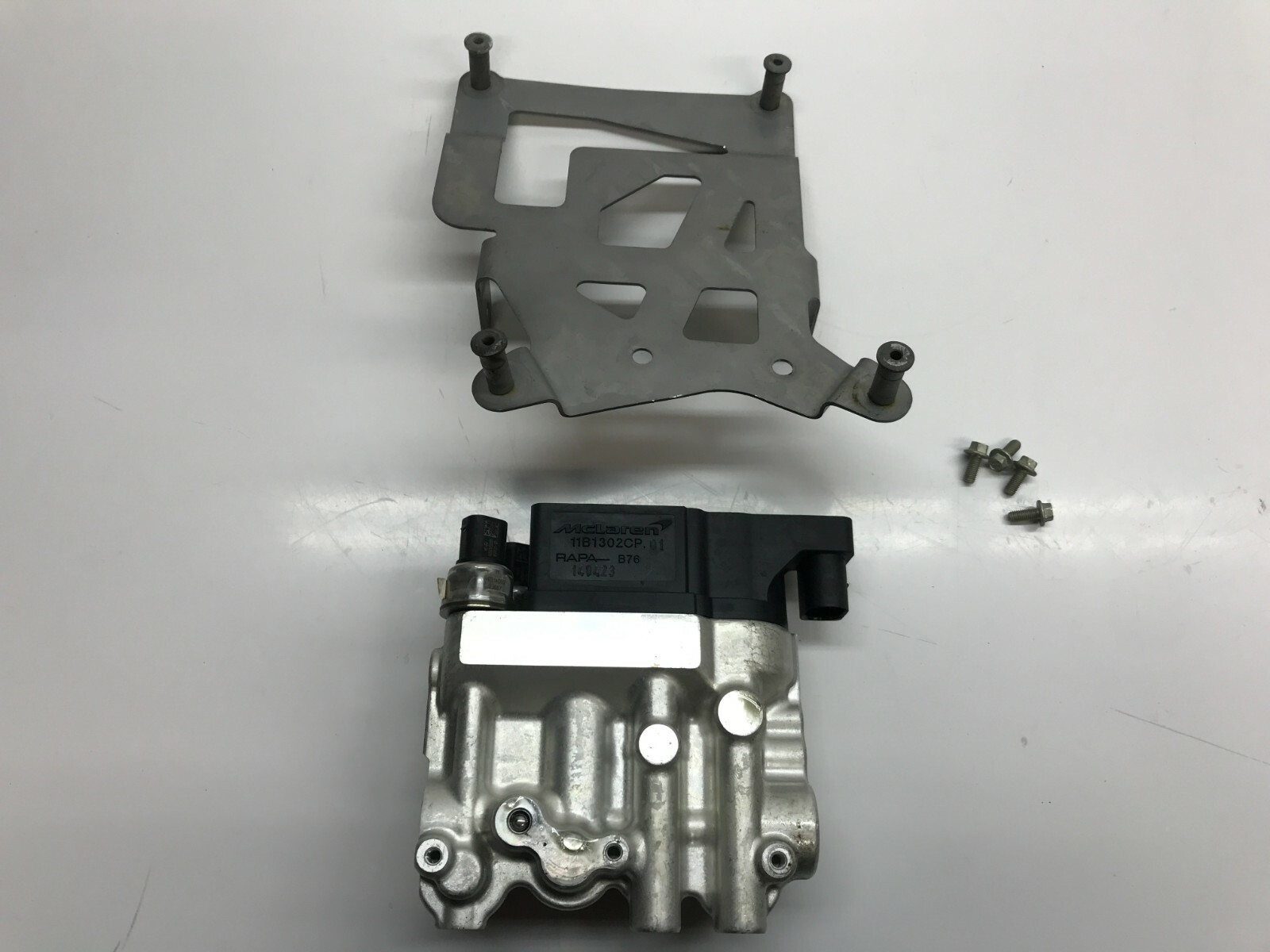 MCLAREN 650S HYDRAULIC SUSPENSION VALVE BLOCK WITH BRACKET OEM 11B1302CP