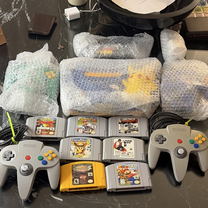 Nintendo 64 pikachu edition + 4 Controllers + 7 Games incredible condition. 