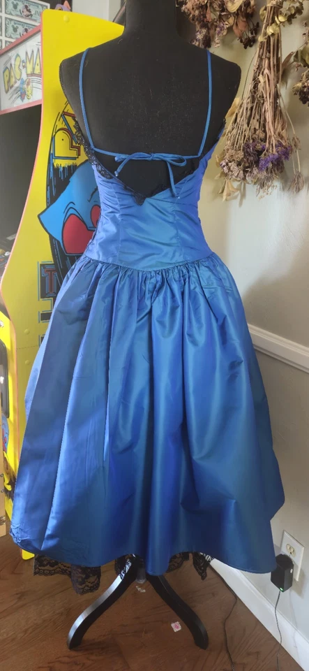 Vestido de graduación Gunnesax azul y negro vintage de los años 80 con peek-a-boo negro sin tirantes Foto 4 de 4