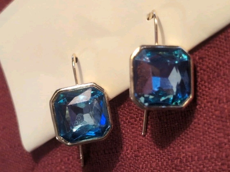 gold-toned square drop earrings featuring blue crystals