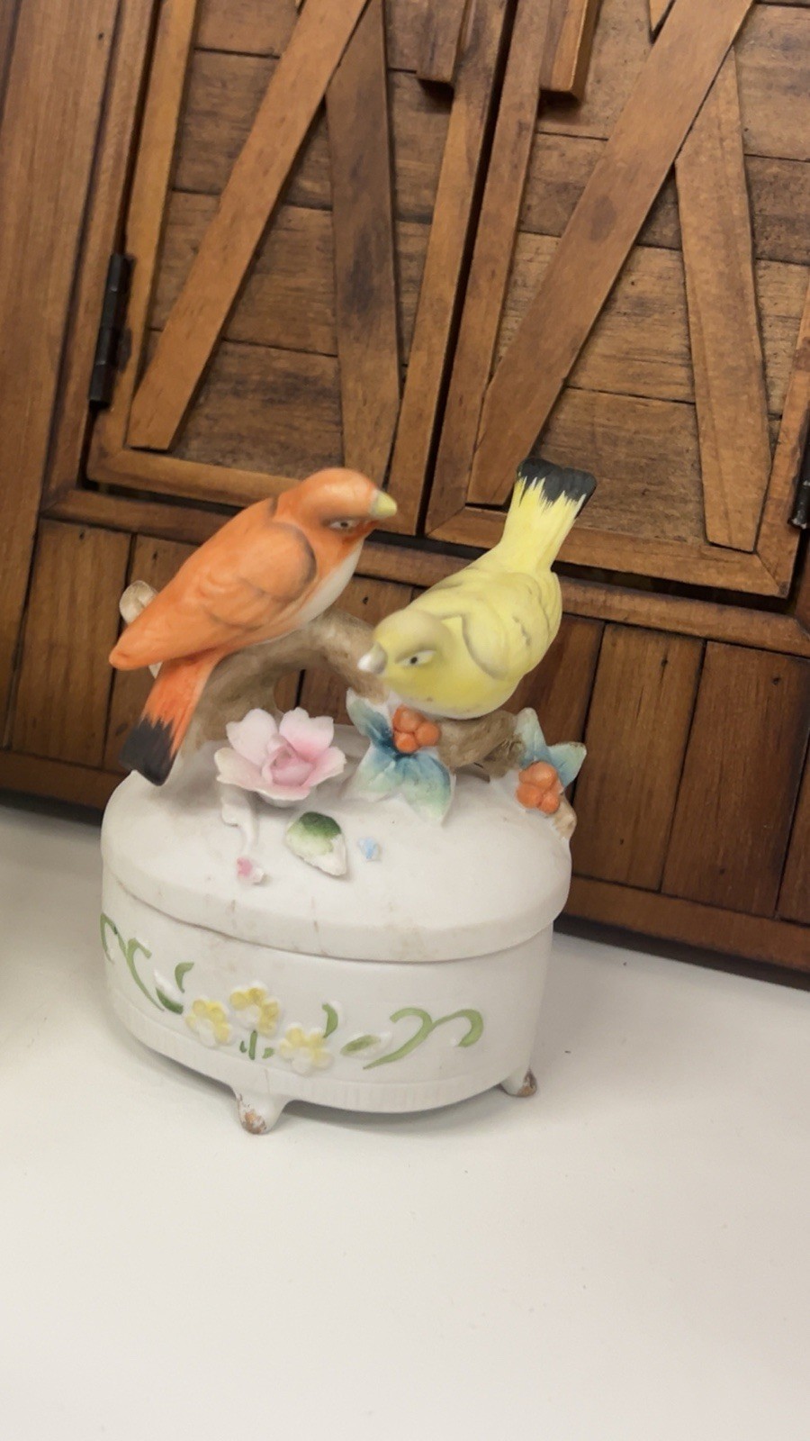 Vintage trinket box with 2 birds design model 3433