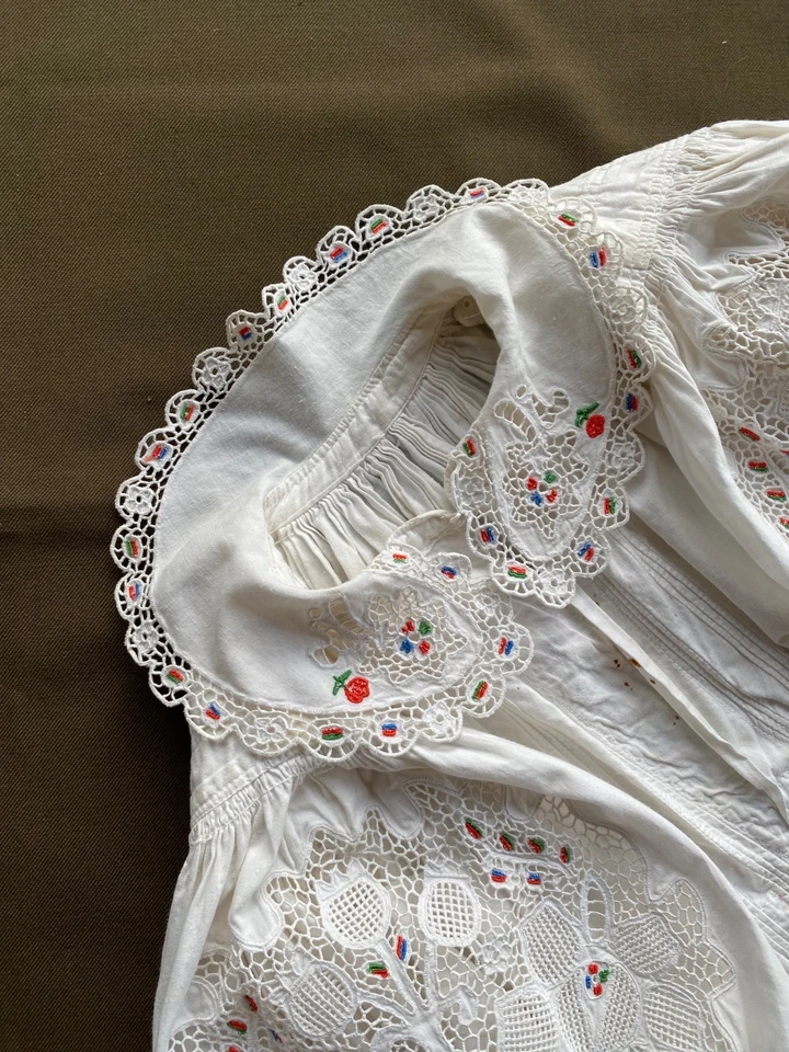 Blusa folclórica rumana de los años 20 • Camisa antigua de lino bordada a mano amante vintage Foto 3 de 4