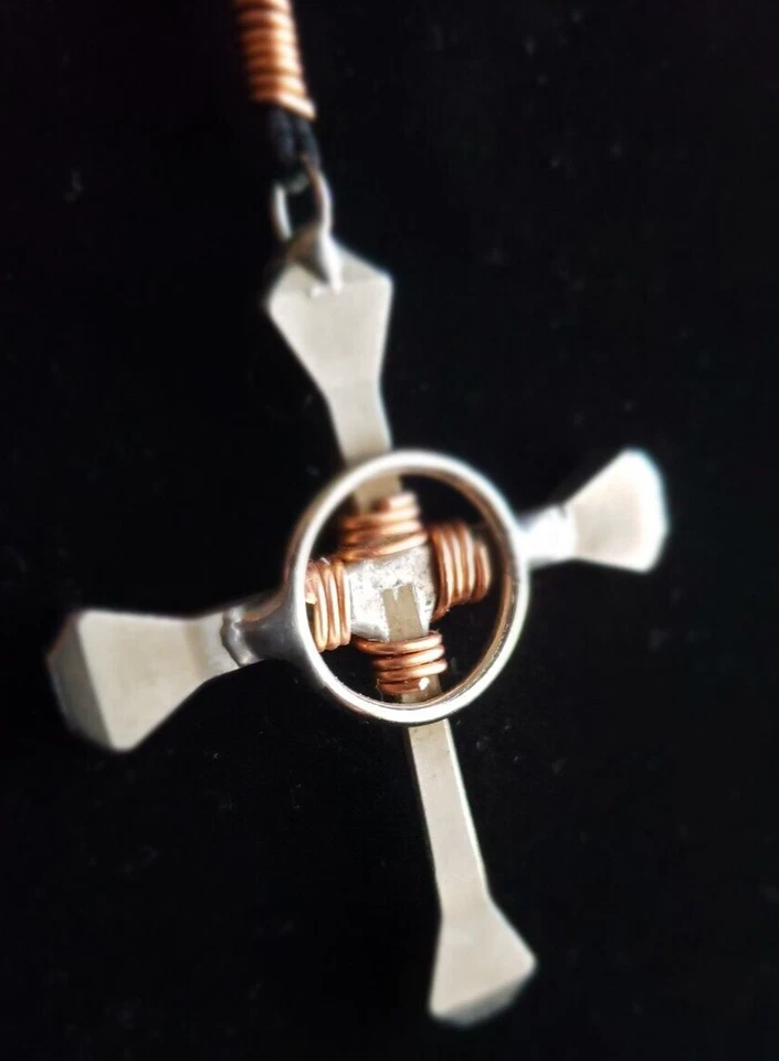 Collar Cruz Uñas Herradura Uñas y Envoltura de Alambre de Cobre con EE. UU. Hecho a Mano Foto 3 de 4